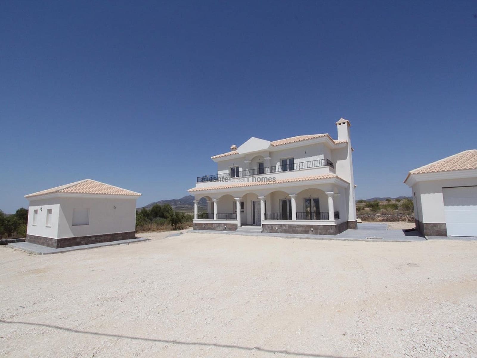 4 bedroom Villa for sale in Pinoso with pool garage - € 449,000 (Ref: 9583895)