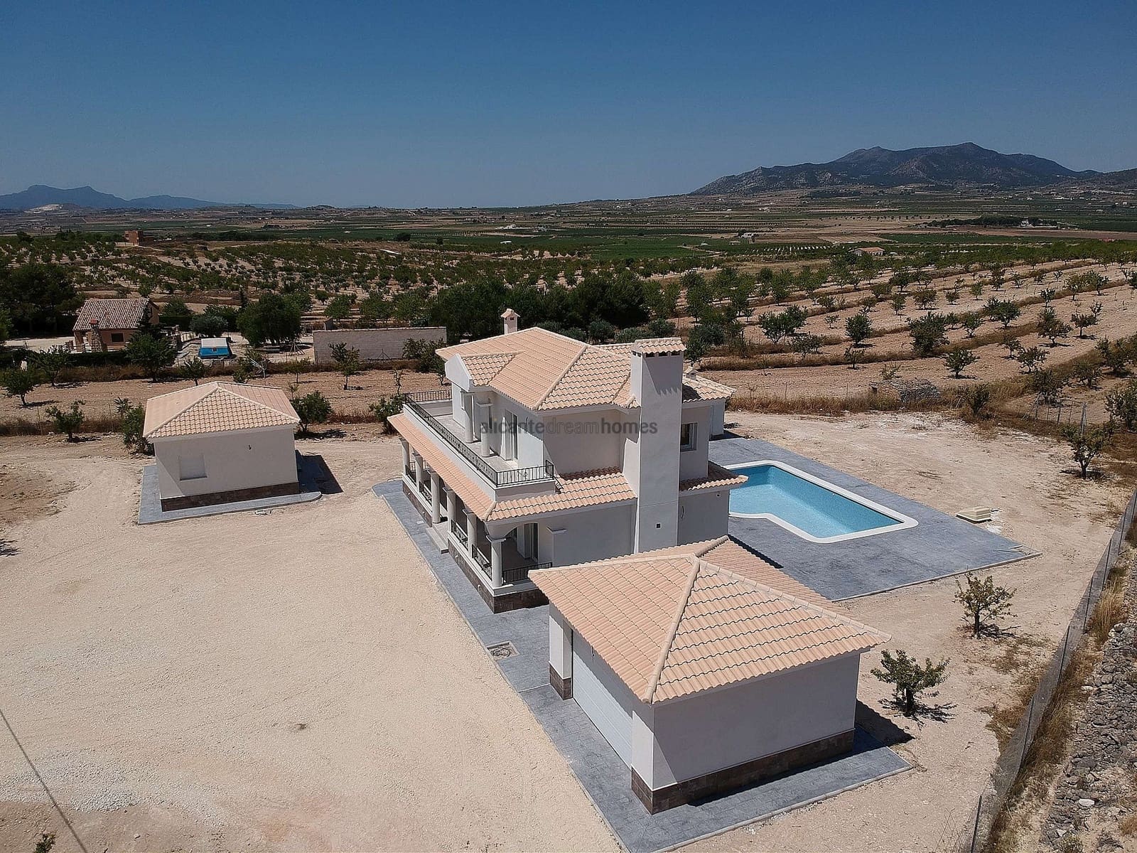 4 bedroom Villa for sale in Pinoso with pool garage - € 449,000 (Ref: 9583895)