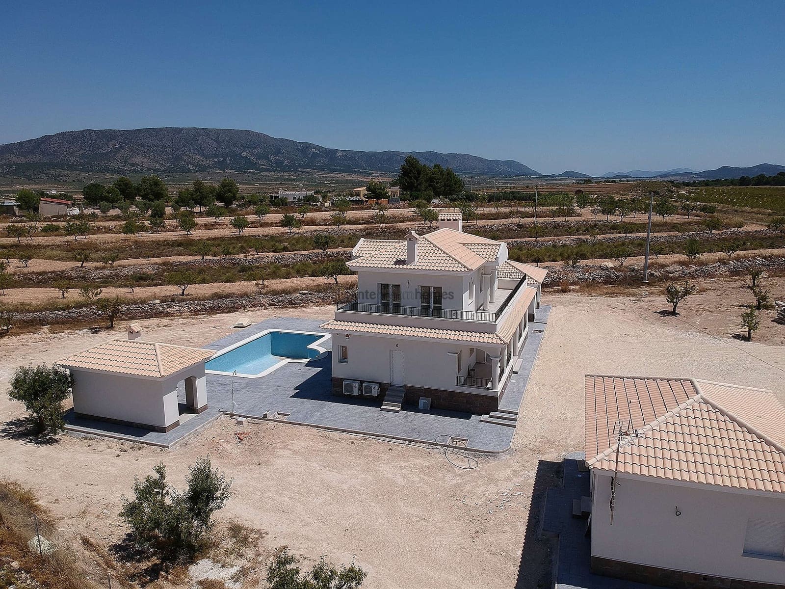 4 bedroom Villa for sale in Pinoso with pool garage - € 449,000 (Ref: 9583895)
