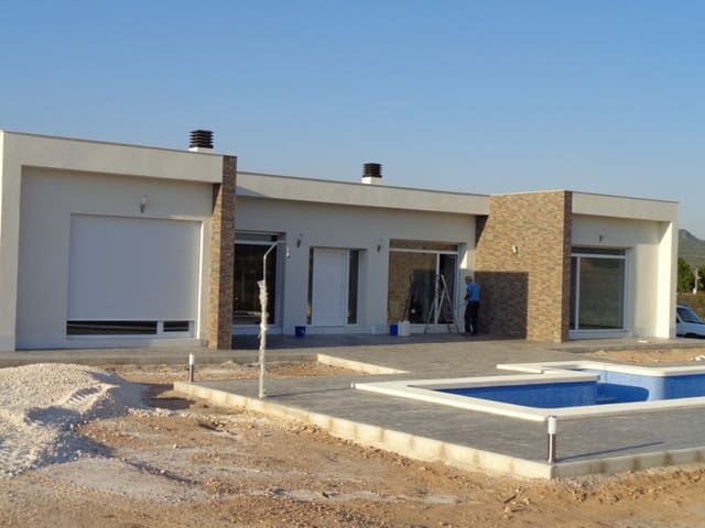 Chalet de 3 habitaciones en Pinoso en venta con piscina - 398.000 € (Ref: 9583962)