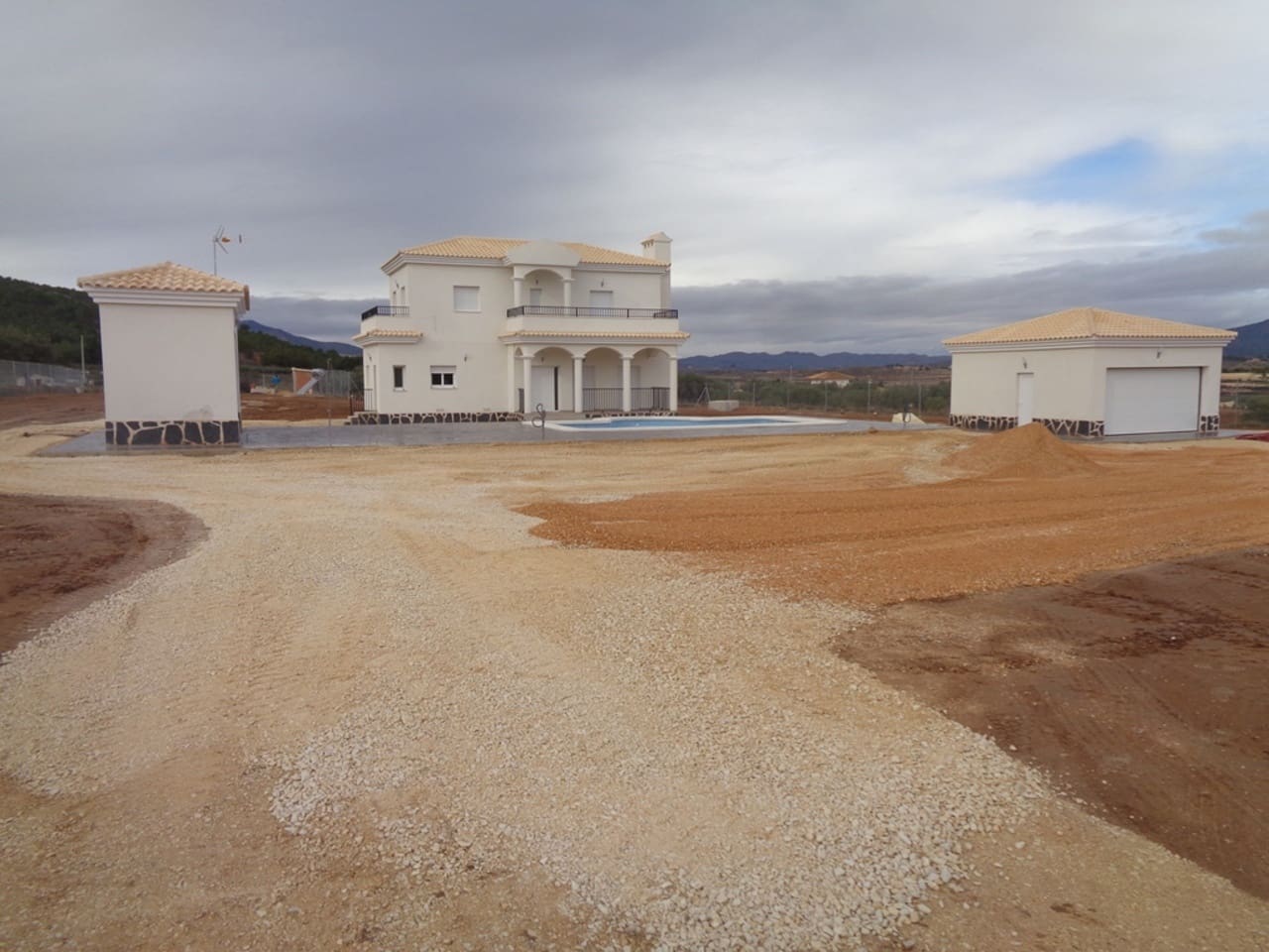 4 bedroom Villa for sale in Pinoso with pool - € 423,000 (Ref: 9583966)