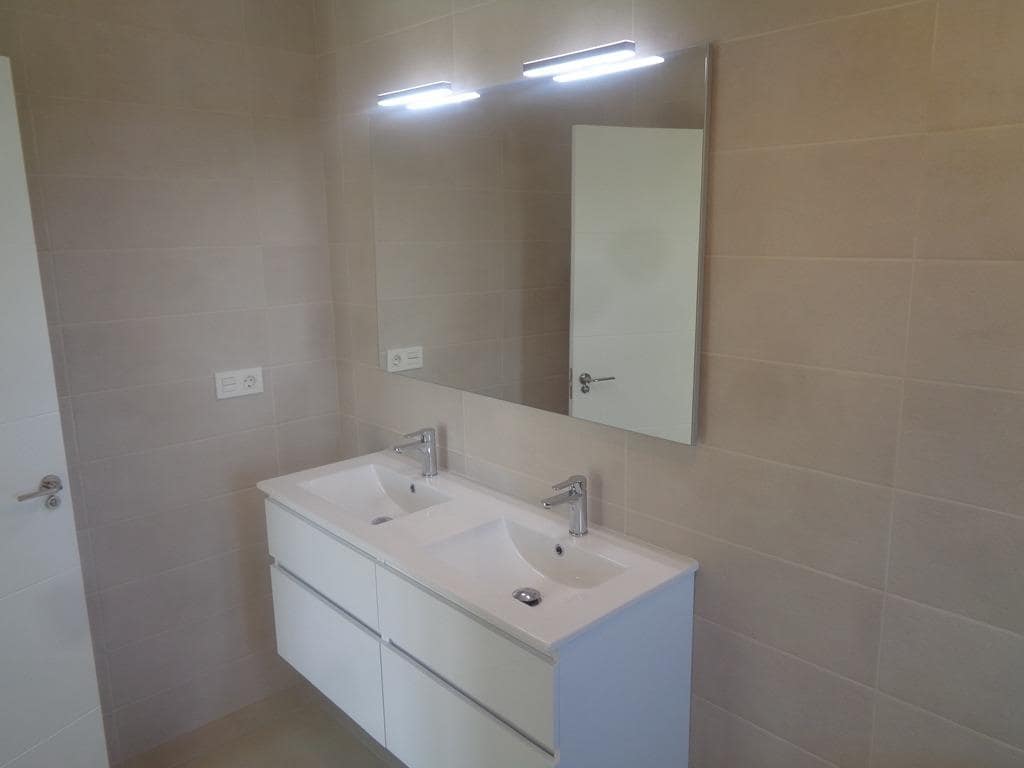 Chalet de 4 habitaciones en Pinoso en venta con piscina garaje - 397.000 € (Ref: 9584013)