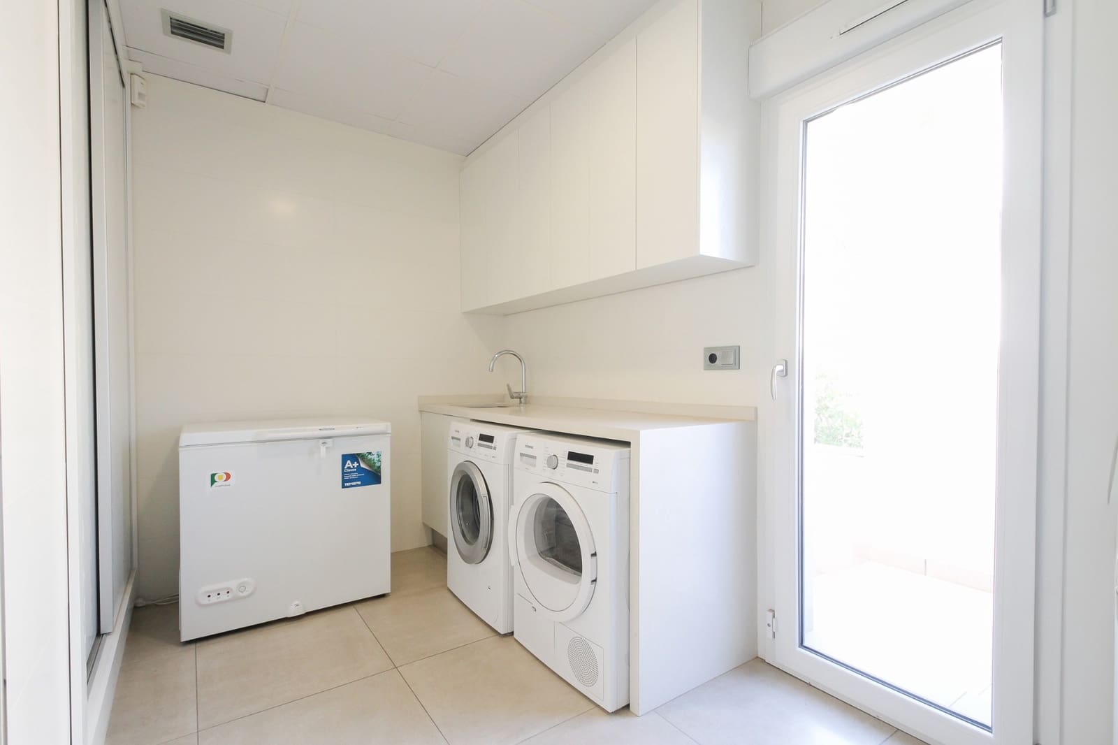 4 bedroom Villa for sale in Torrevieja with pool garage - € 1,075,000 (Ref: 9657926)