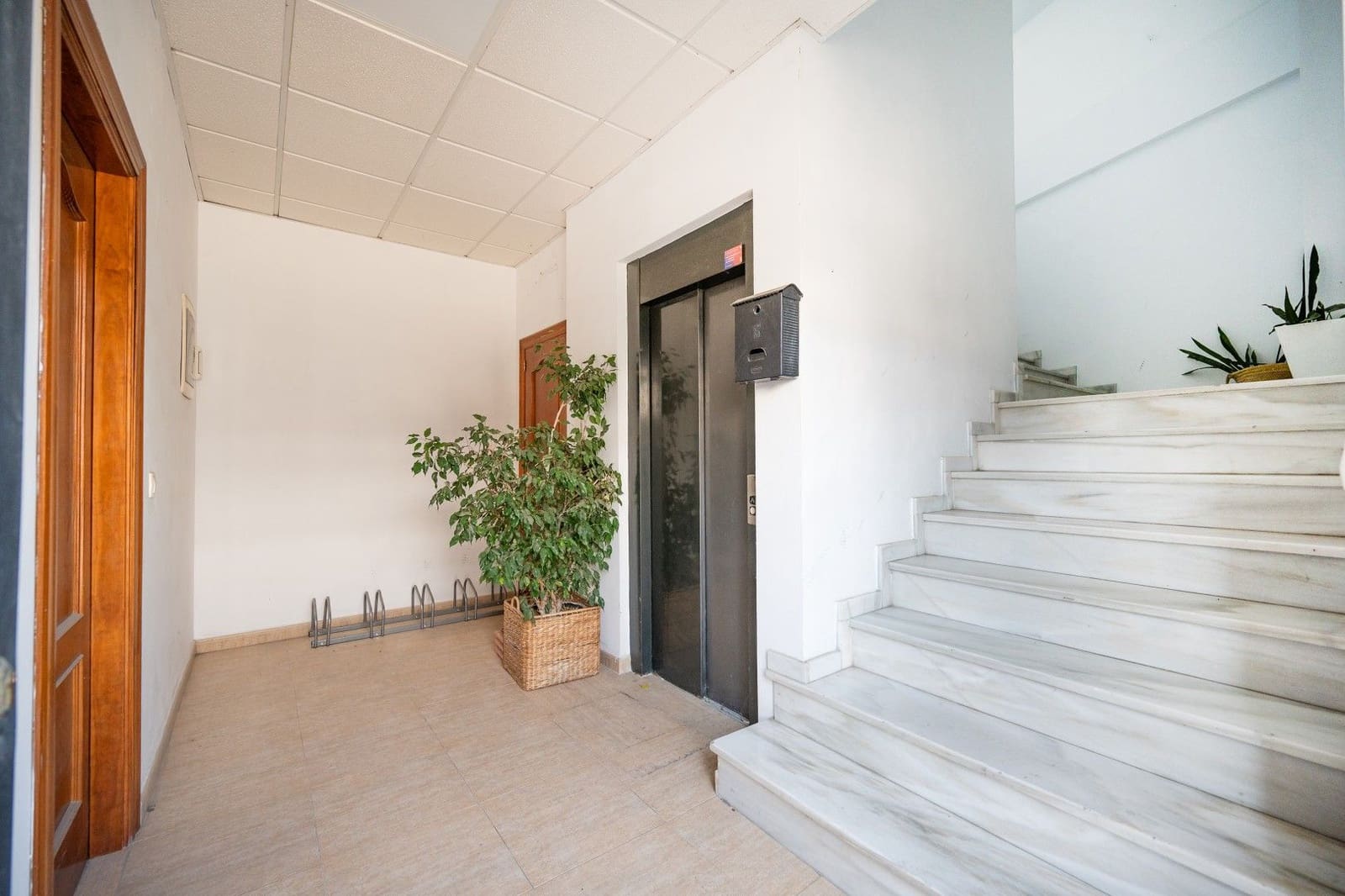 Kaupallinen myytävänä paikassa Coin - 1 950 000 € (Ref: 9657931)