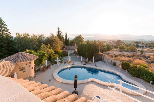 3 bedroom Villa for sale in Busot with pool garage - € 595,000 (Ref: 9657943)