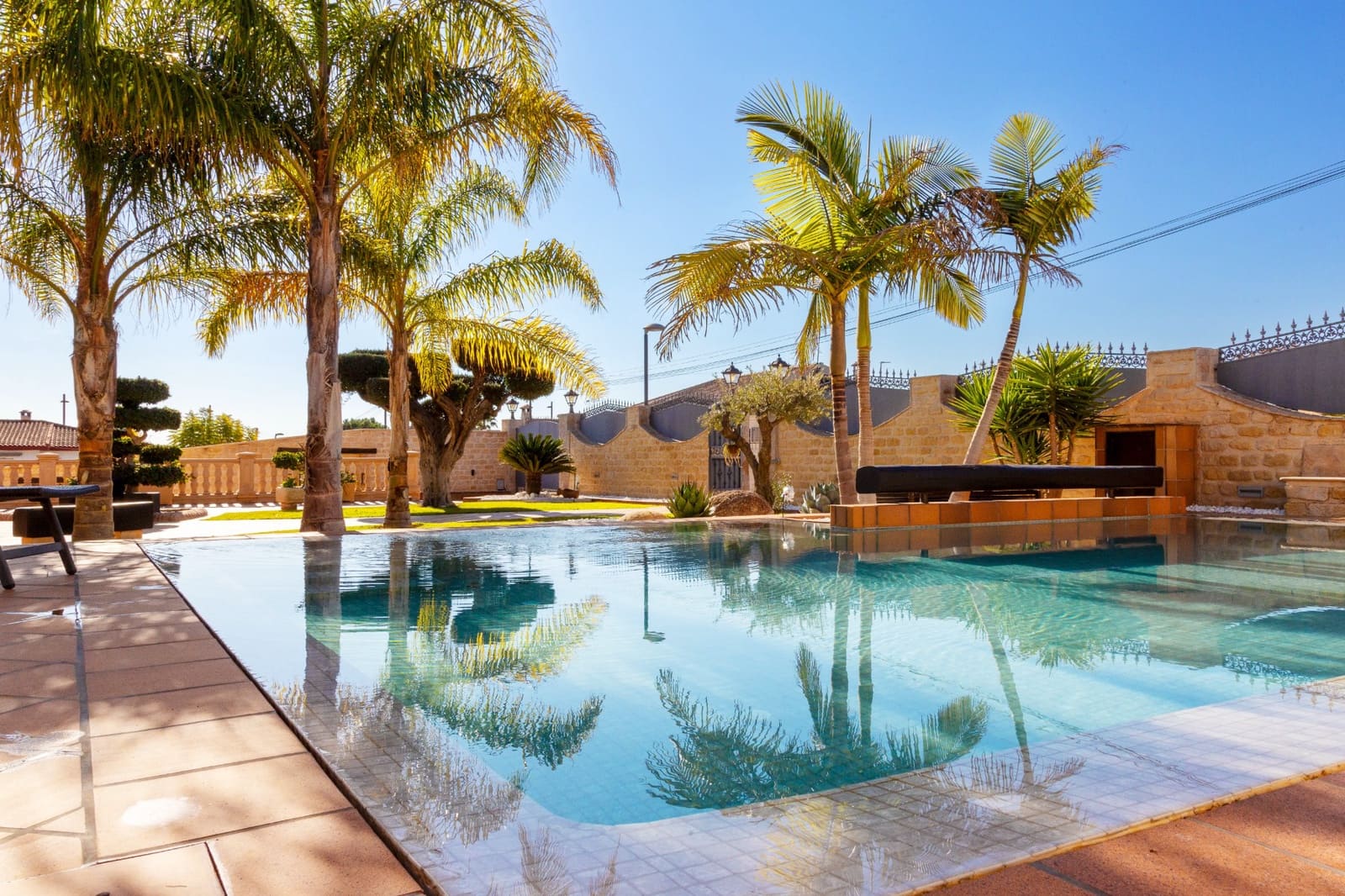 4 makuuhuone Huvila myytävänä paikassa San Vicente / Sant Vicent del Raspeig mukana uima-altaan 
autotalli - 939 000 € (Ref: 9657945)