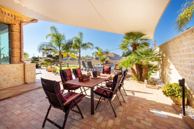 4 makuuhuone Huvila myytävänä paikassa San Vicente / Sant Vicent del Raspeig mukana uima-altaan 
autotalli - 939 000 € (Ref: 9657945)