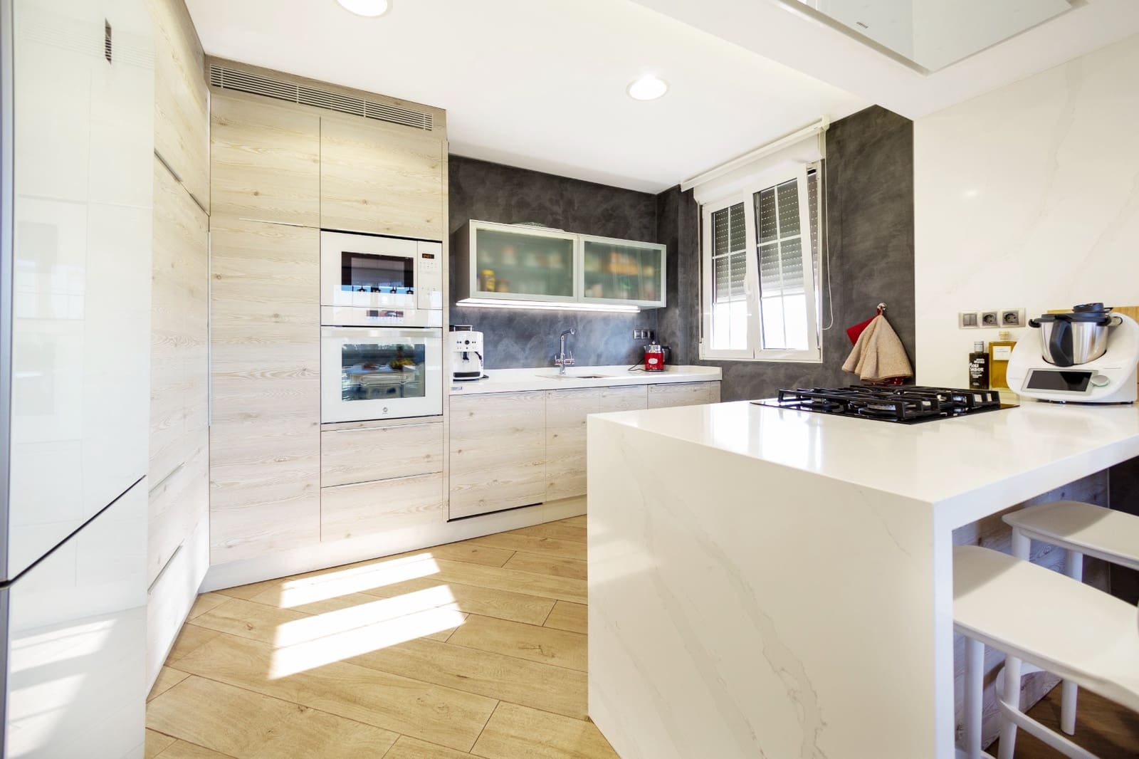 4 makuuhuone Huvila myytävänä paikassa San Vicente / Sant Vicent del Raspeig mukana uima-altaan 
autotalli - 939 000 € (Ref: 9657945)