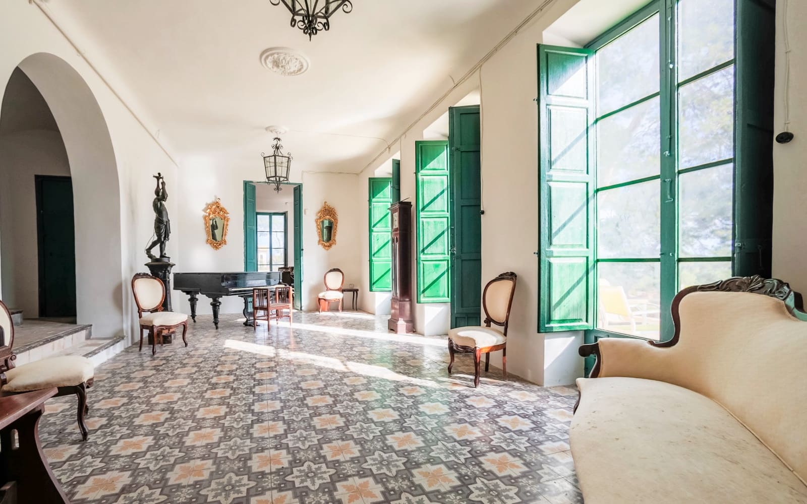 7 bedroom Villa for sale in Alicante / Alacant city with garage - € 1,175,000 (Ref: 9657947)