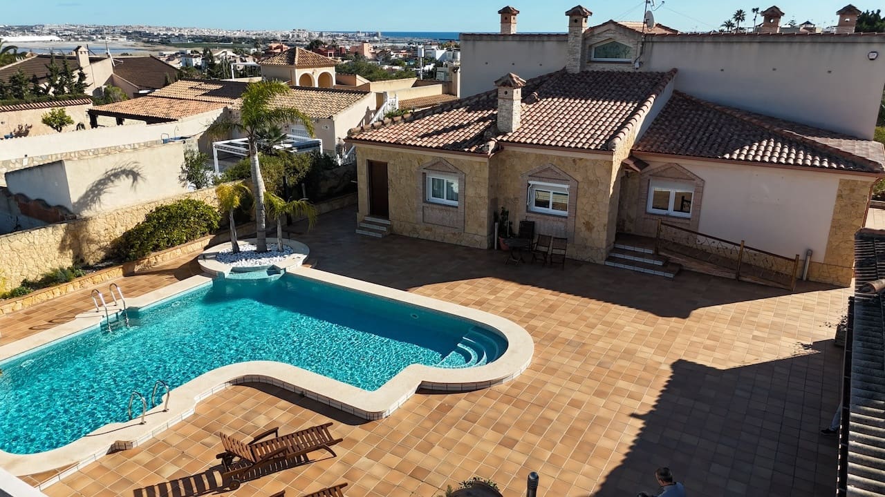 5 Zimmer Villa zu verkaufen in Torrevieja mit Pool - 1.150.000 € (Ref: 9657995)