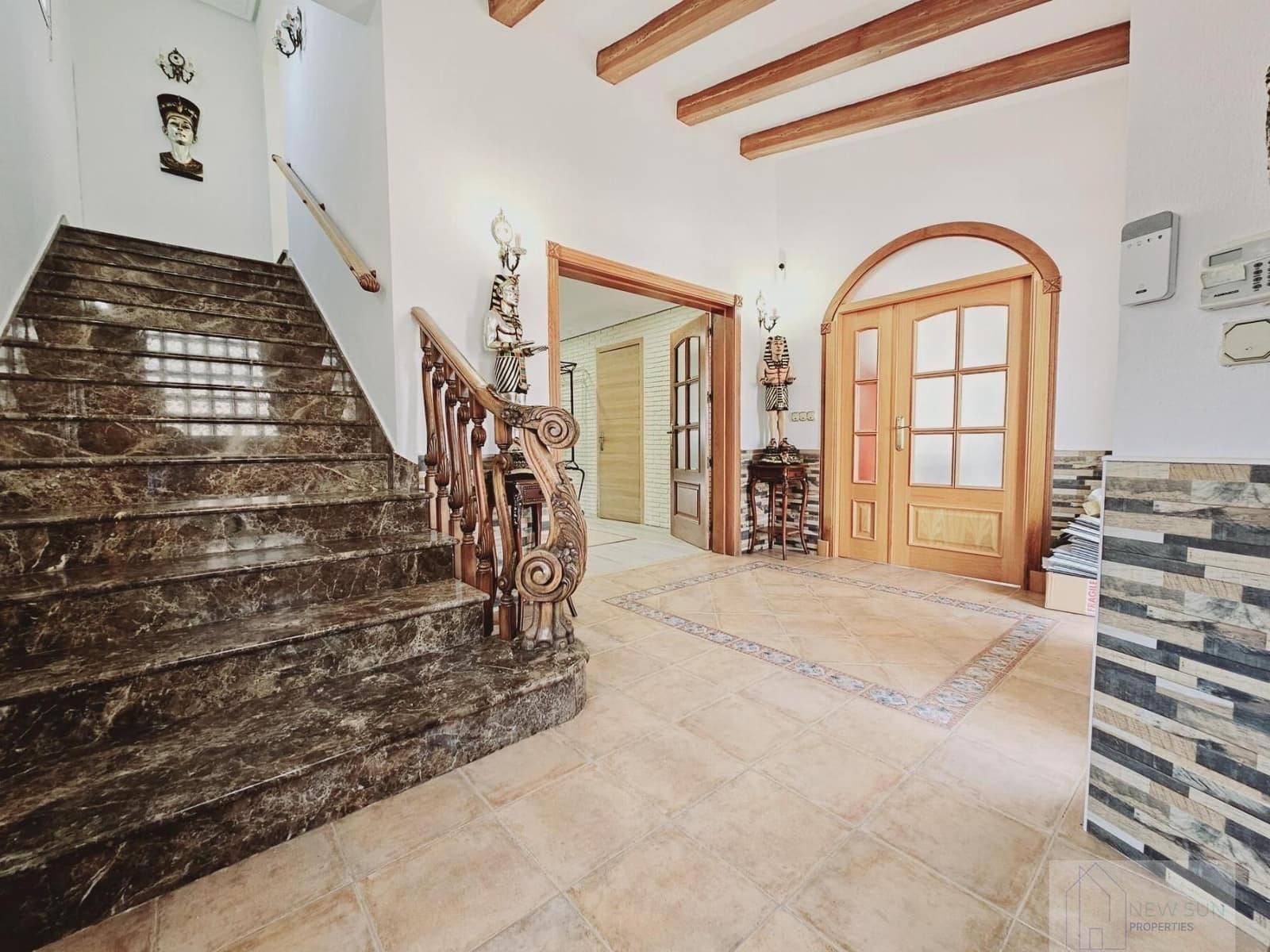 5 soveværelse Villa til salg i Torrevieja med swimmingpool - € 689.000 (Ref: 9658002)