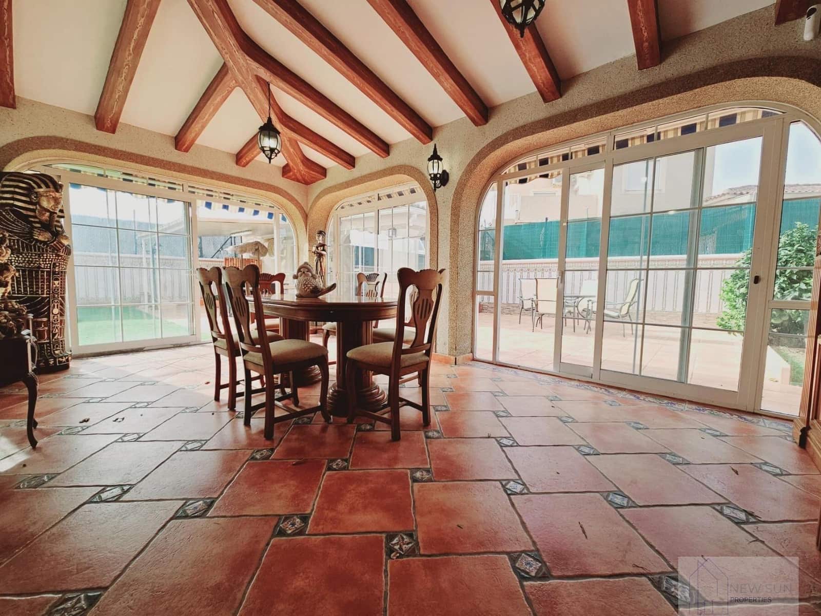 5 soveværelse Villa til salg i Torrevieja med swimmingpool - € 689.000 (Ref: 9658002)