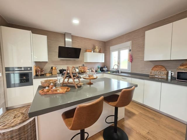 Chalet de 4 habitaciones en Pinoso en venta con piscina - 549.995 € (Ref: 9686019)