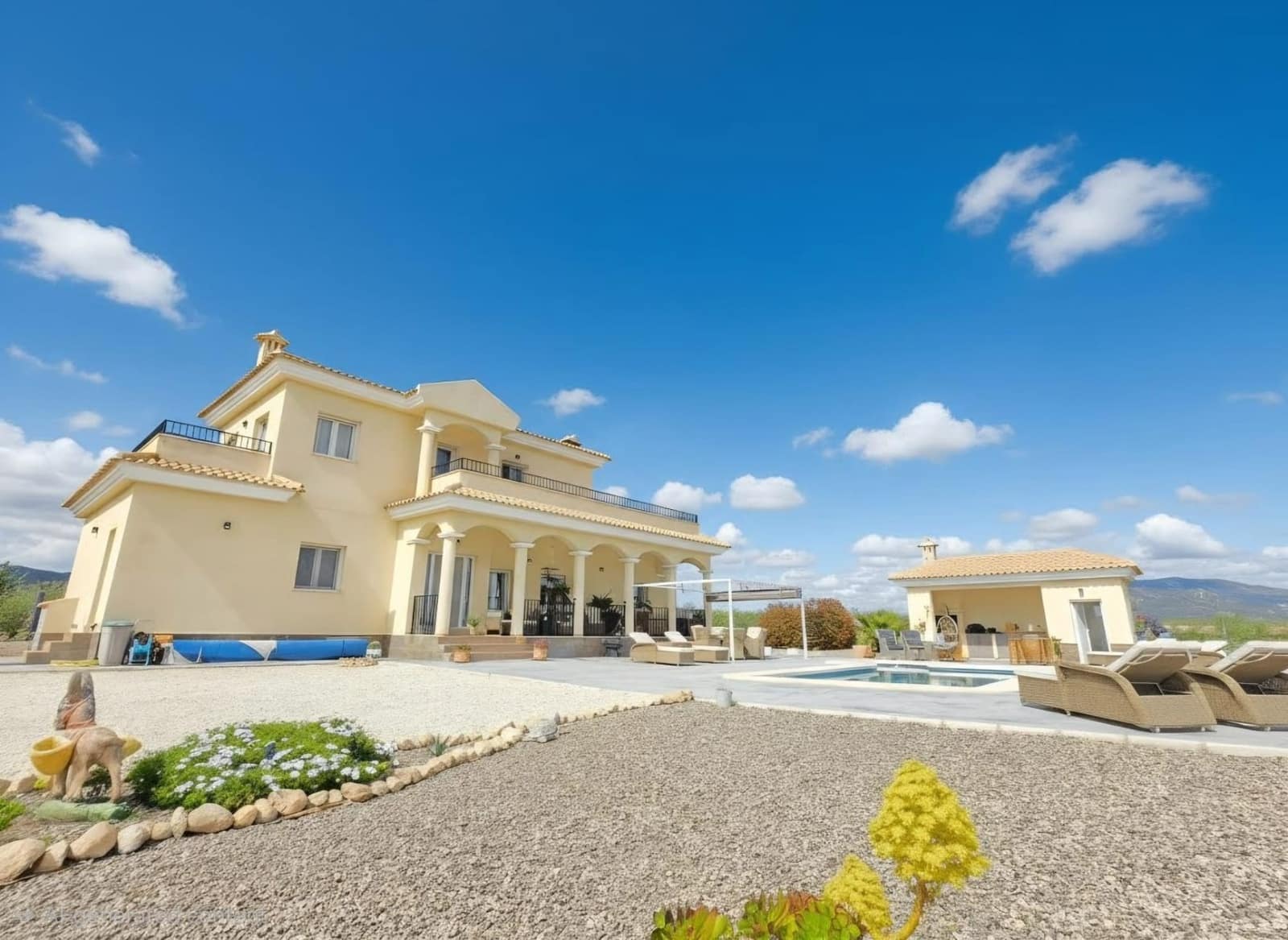 Chalet de 4 habitaciones en Pinoso en venta con piscina - 549.995 € (Ref: 9686019)