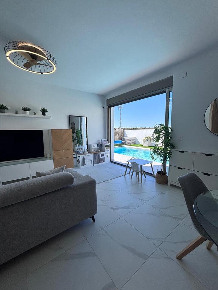 Chalet de 5 habitaciones en Villamartin en venta con piscina - 595.000 € (Ref: 9690449)