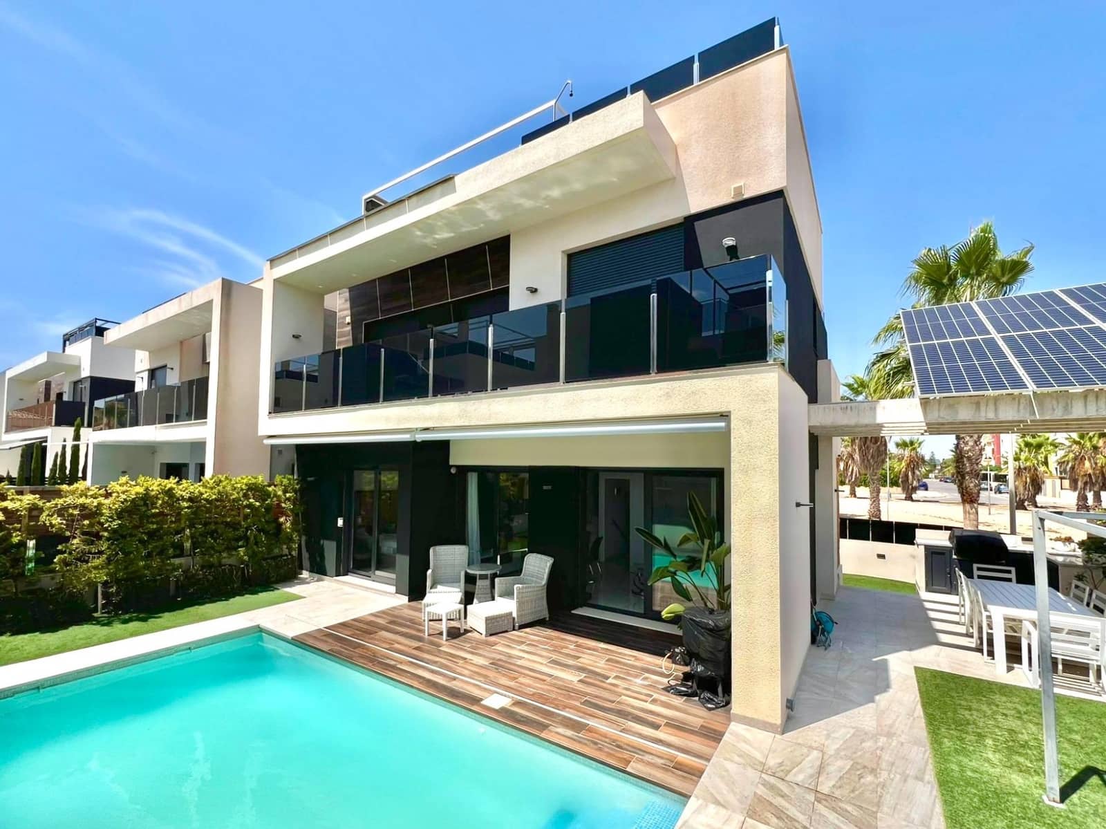 4 soveværelse Villa til salg i Orihuela Costa med swimmingpool garage - € 750.000 (Ref: 9704877)