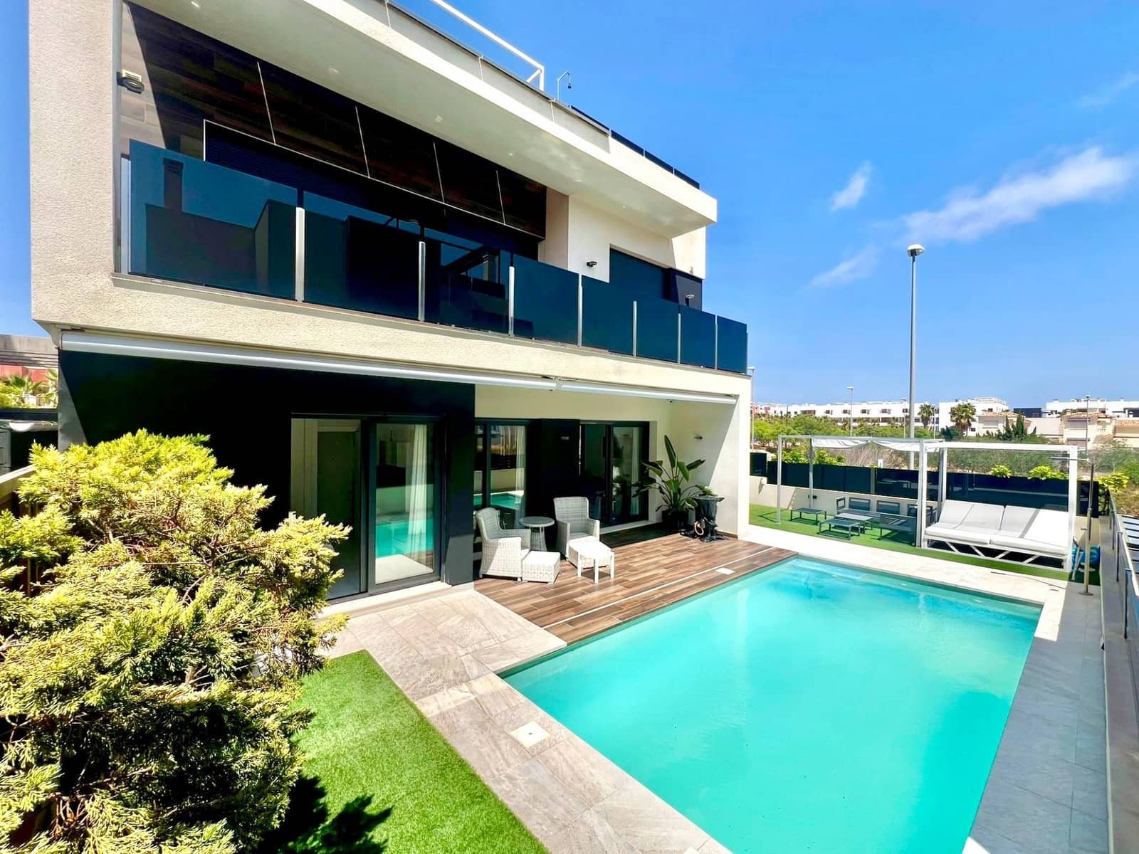 4 soveværelse Villa til salg i Orihuela Costa med swimmingpool garage - € 750.000 (Ref: 9704877)