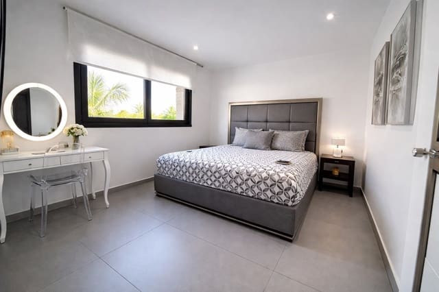 5 makuuhuone Huvila myytävänä paikassa Los Balcones mukana 
autotalli - 849 950 € (Ref: 9704878)