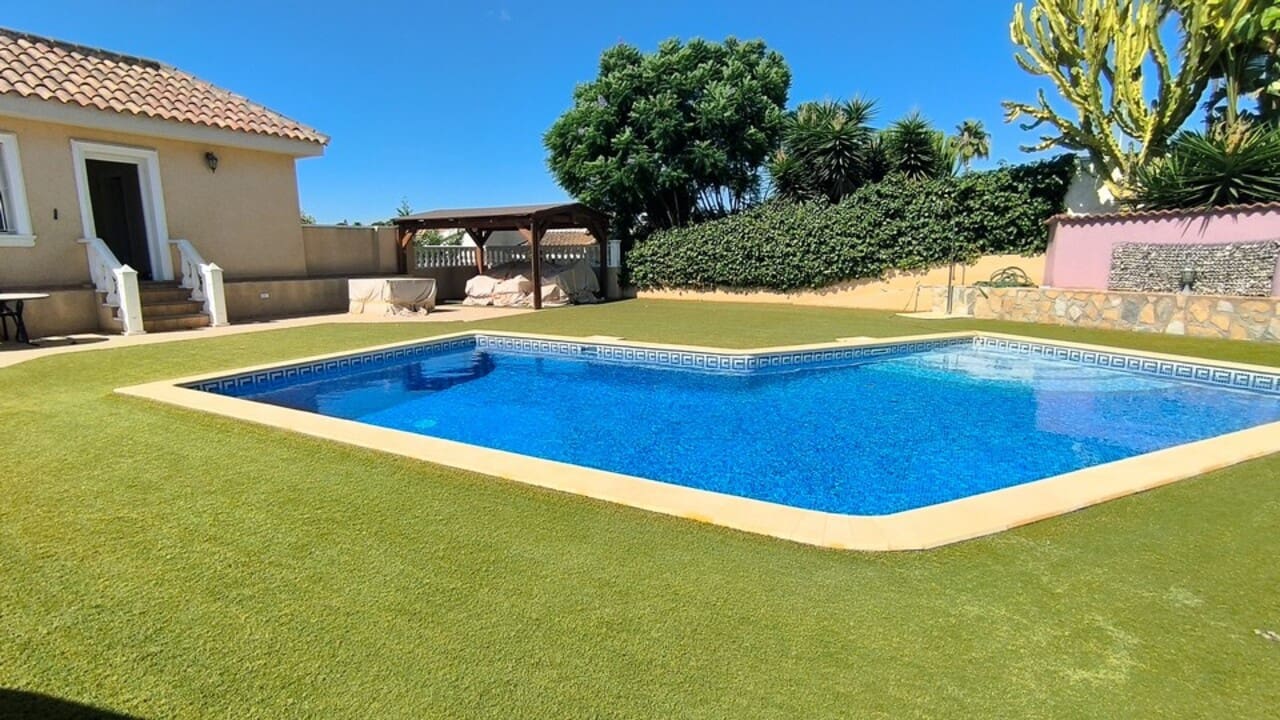 7 Zimmer Villa zu verkaufen in Ciudad Quesada mit Pool Garage - 599.950 € (Ref: 9706005)