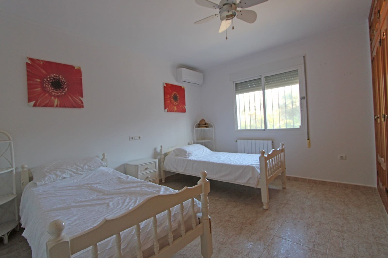 4 bedroom Villa for sale in Benidoleig with pool garage - € 575,000 (Ref: 9714401)