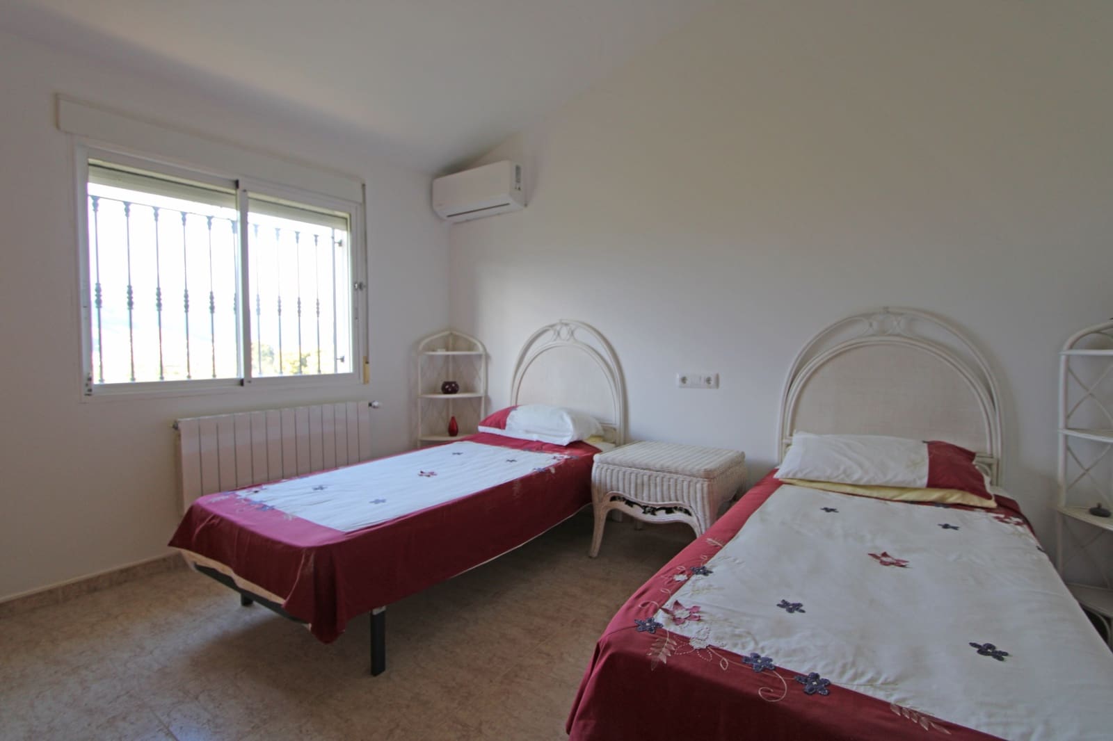 4 bedroom Villa for sale in Benidoleig with pool garage - € 575,000 (Ref: 9714401)