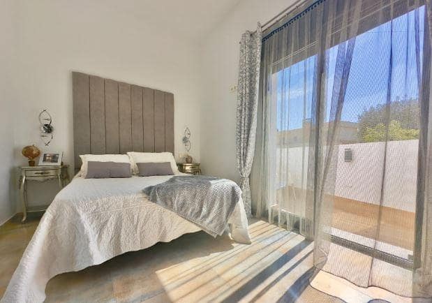 4 quarto Moradia para venda em Pilar de la Horadada com piscina - 595 000 € (Ref: 9721438)