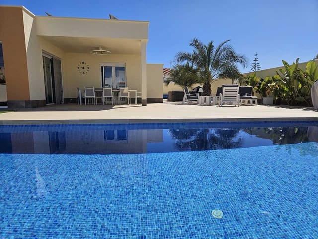 4 soveværelse Villa til salg i El Chaparral - La Siesta - La Torreta, Torrevieja med garage - € 780.000 (Ref: 9721441)