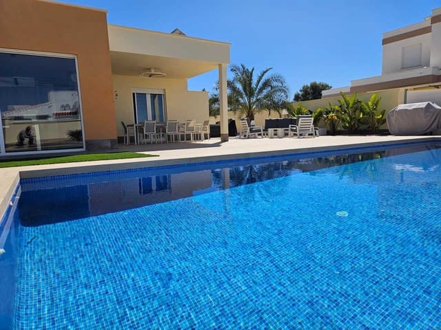 Chalet de 4 habitaciones en El Chaparral - La Siesta - La Torreta, Torrevieja en venta con garaje - 780.000 € (Ref: 9721441)