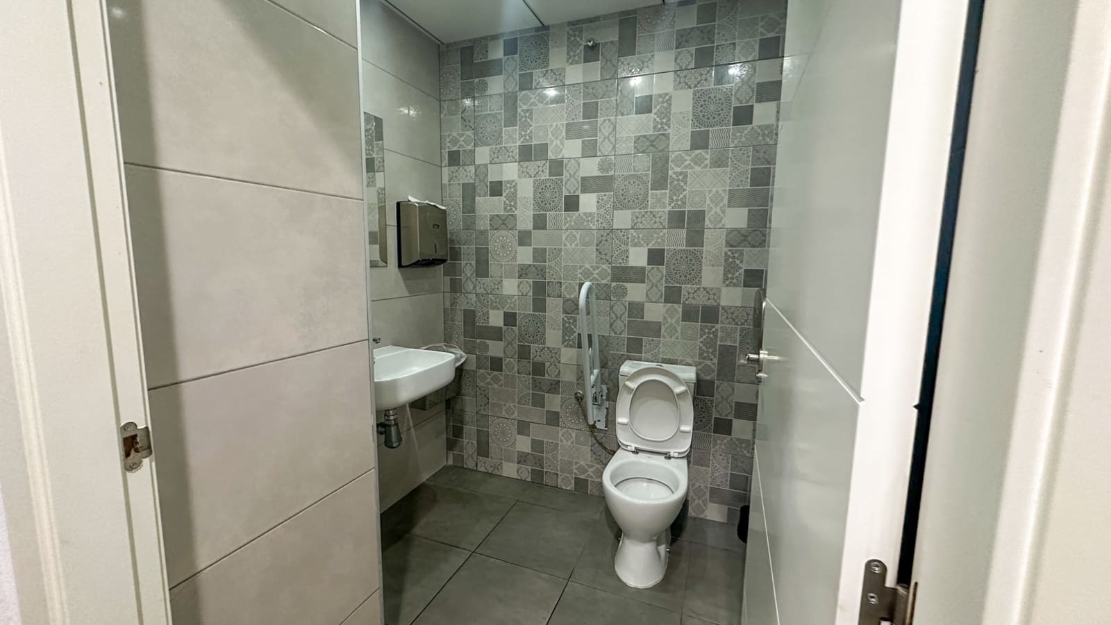 2 bedroom Commercial for sale in Torrevieja - € 560,000 (Ref: 9735972)