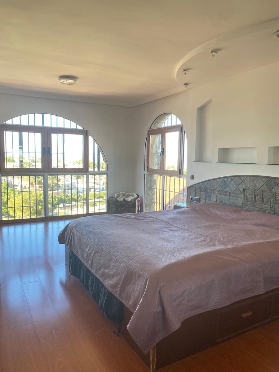 7 bedroom Villa for sale in Torrevieja with pool - € 545,000 (Ref: 9735992)