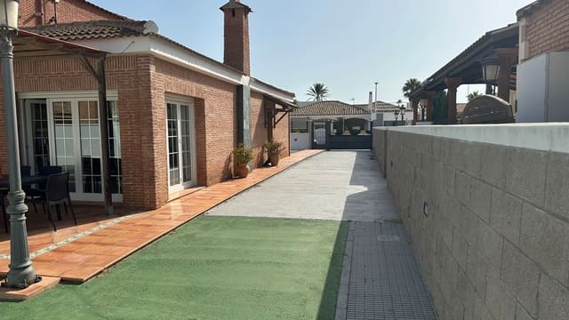 4 soveværelse Villa til salg i La Manga del Mar Menor - € 565.000 (Ref: 9735998)