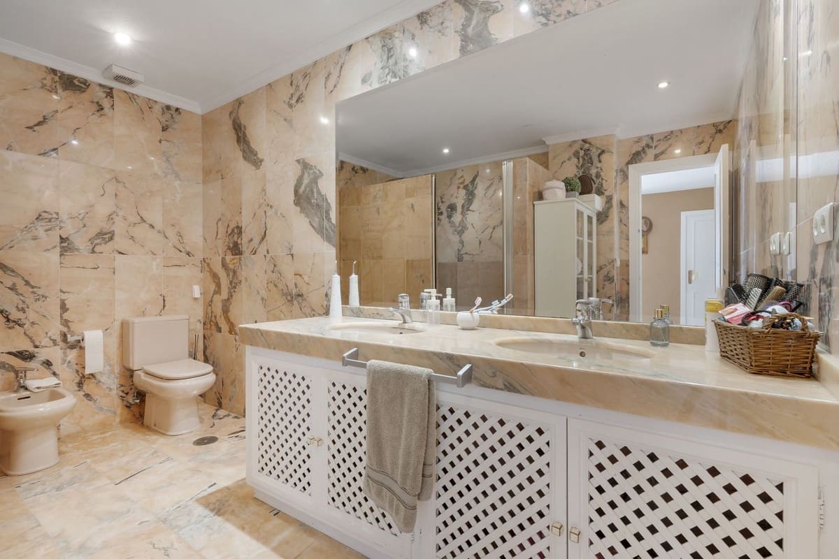 Apartamento de 3 habitaciones en Nueva Andalucia en venta con piscina - 630.000 € (Ref: 9738434)