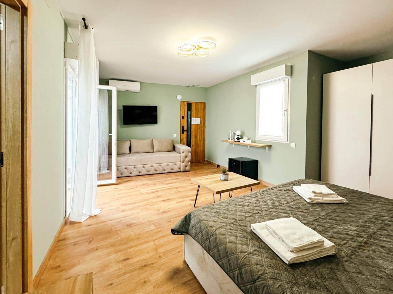 Local Comercial de 12 habitaciones en Torrevieja en venta - 1.400.000 € (Ref: 9744030)