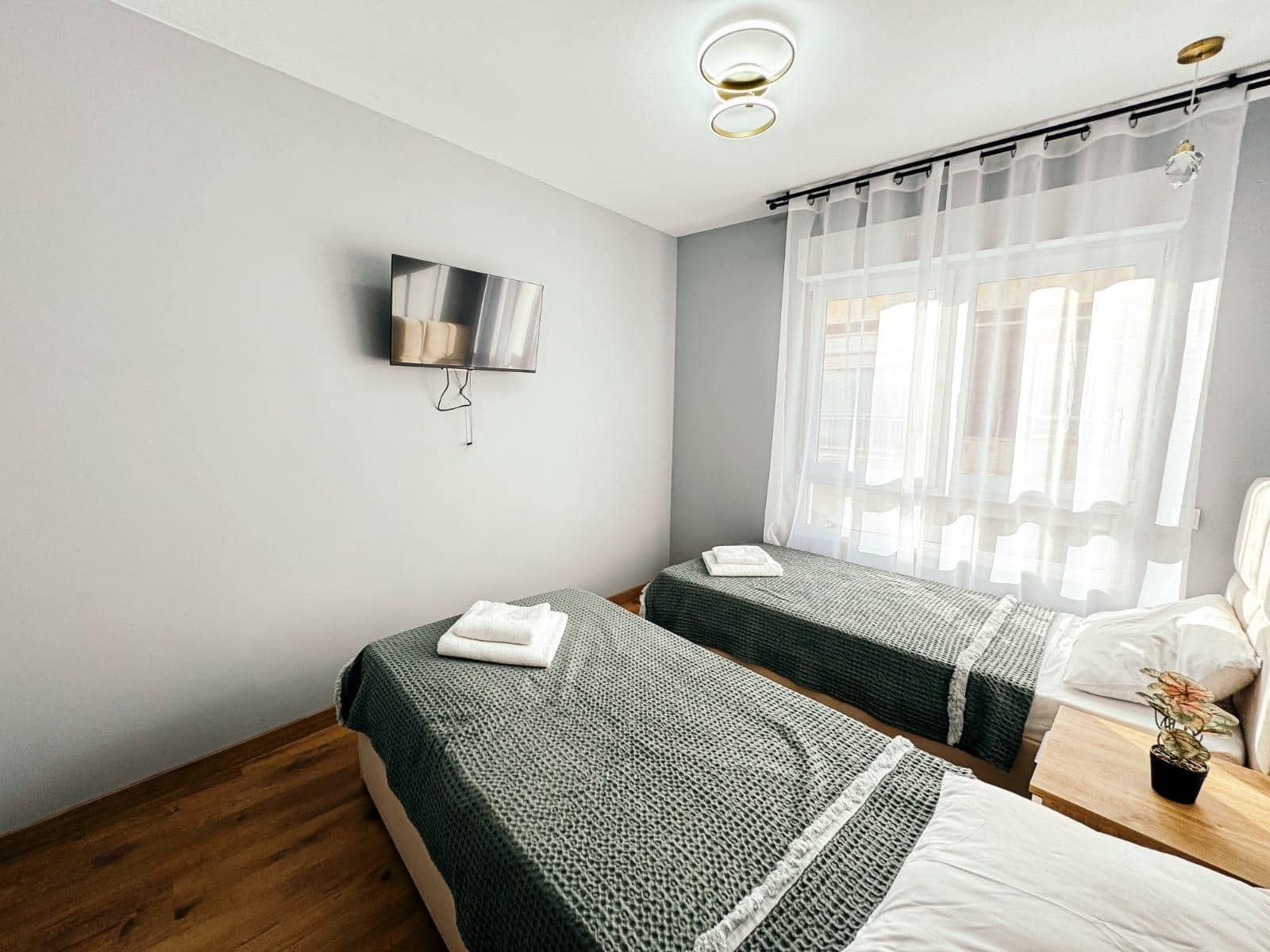 Local Comercial de 12 habitaciones en Torrevieja en venta - 1.400.000 € (Ref: 9744030)