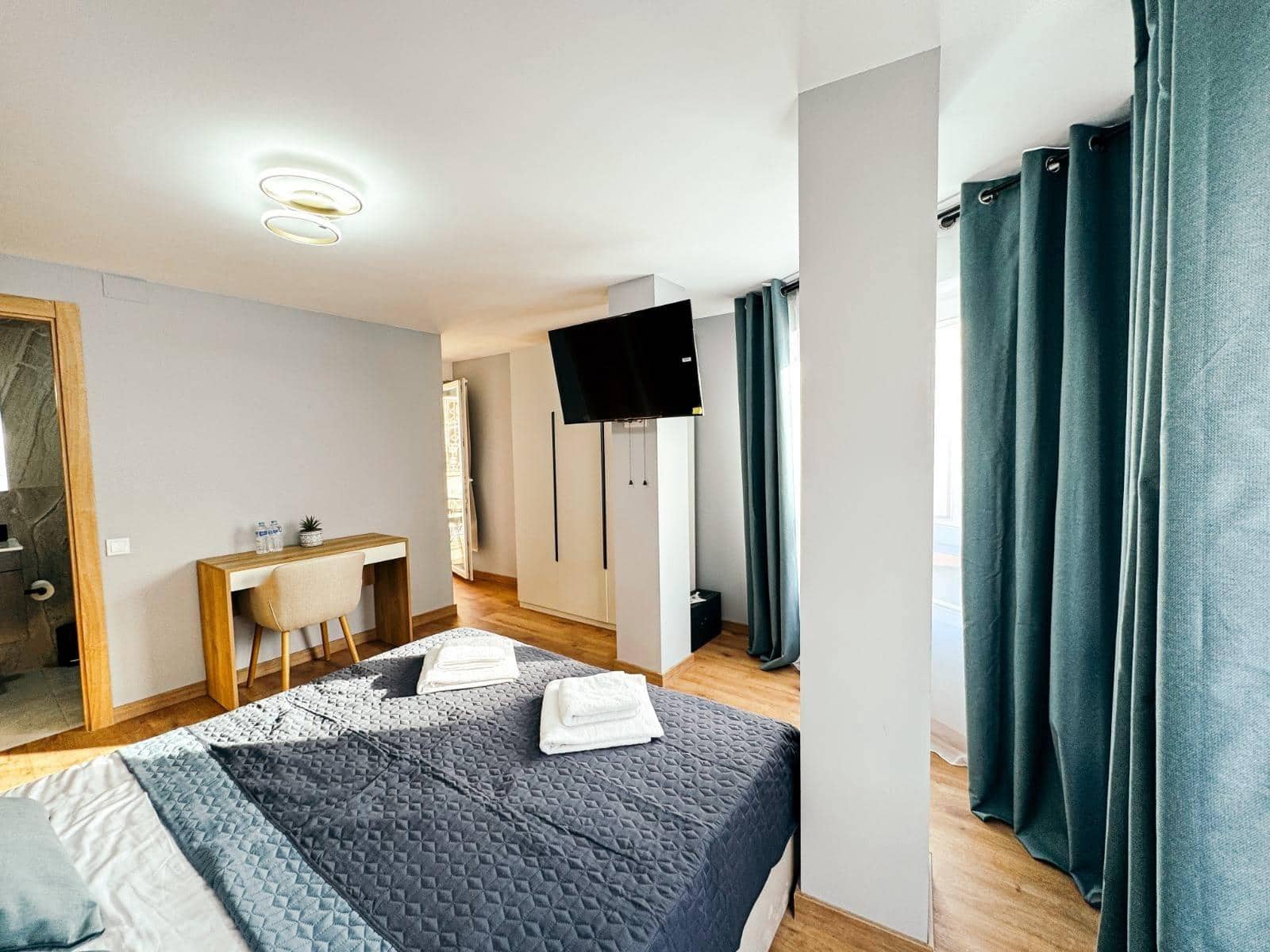 Local Comercial de 12 habitaciones en Torrevieja en venta - 1.400.000 € (Ref: 9744030)