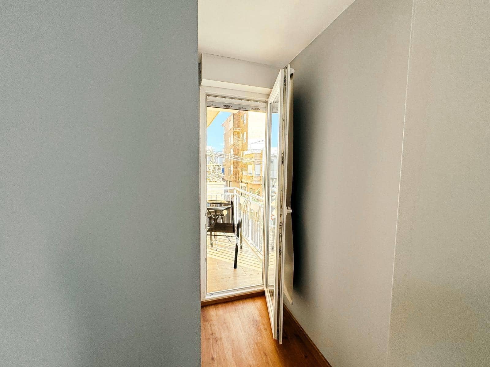 Local Comercial de 12 habitaciones en Torrevieja en venta - 1.400.000 € (Ref: 9744030)