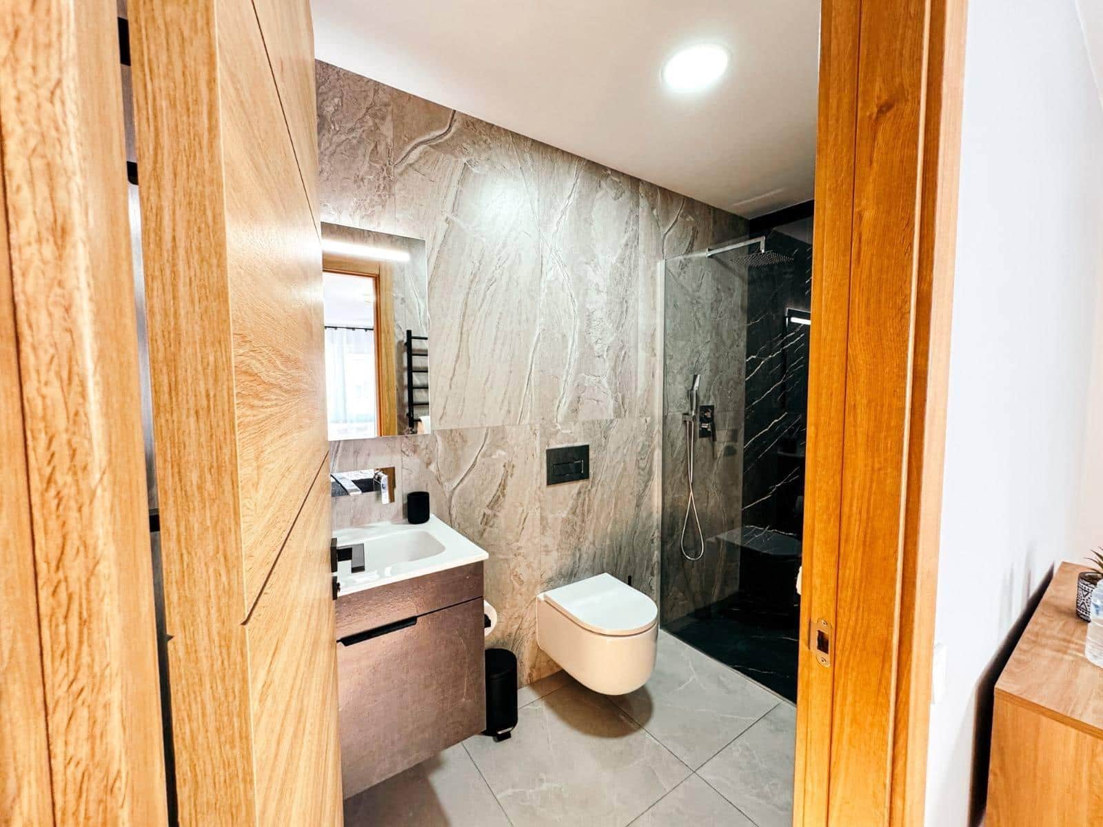 Local Comercial de 12 habitaciones en Torrevieja en venta - 1.400.000 € (Ref: 9744030)