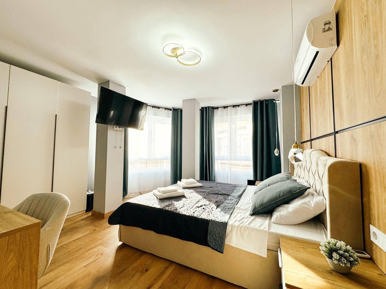 Local Comercial de 12 habitaciones en Torrevieja en venta - 1.400.000 € (Ref: 9744030)