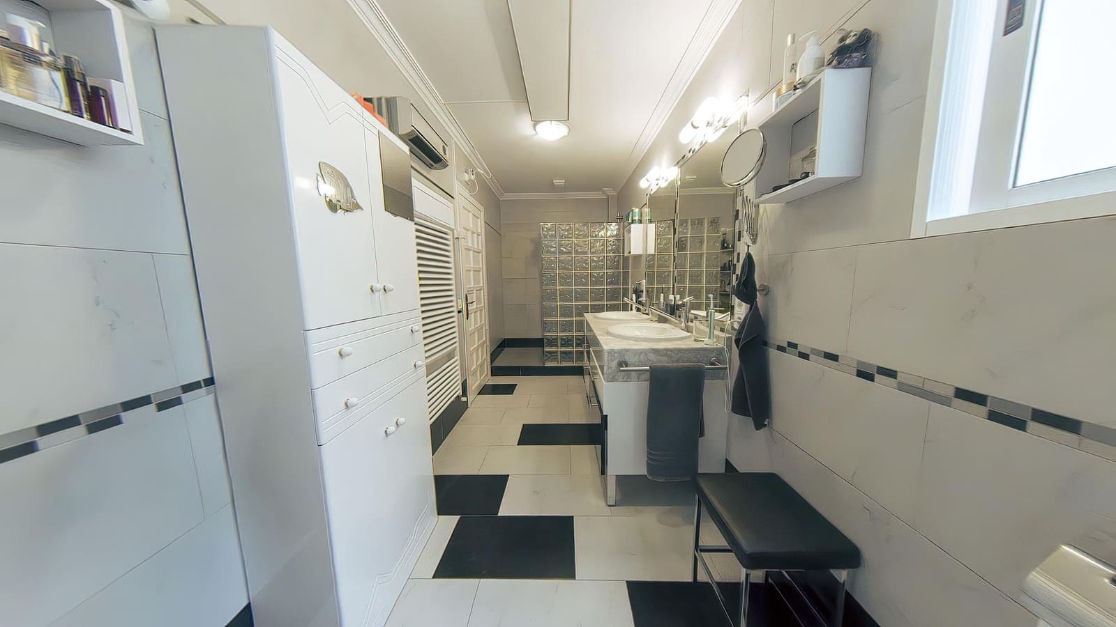 3 soveværelse Villa til salg i Torrevieja med swimmingpool garage - € 675.000 (Ref: 9752515)