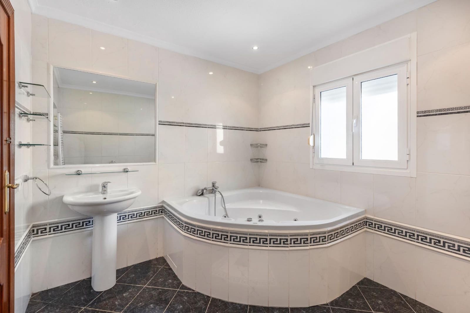 5 bedroom Villa for sale in Rojales with pool - € 599,000 (Ref: 9782349)