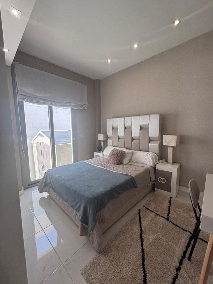 5 bedroom Villa for sale in Villamartin with pool garage - € 699,000 (Ref: 9800350)