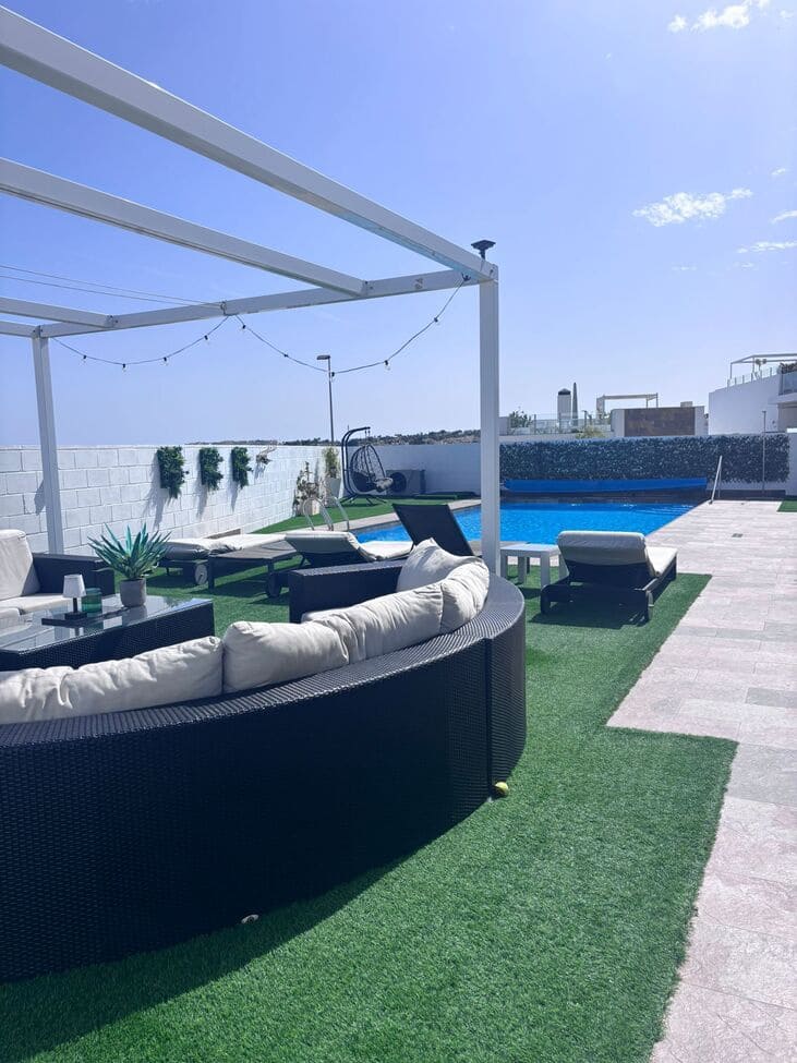 5 bedroom Villa for sale in Villamartin with pool garage - € 699,000 (Ref: 9800350)