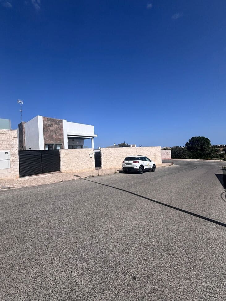 5 bedroom Villa for sale in Villamartin with pool garage - € 699,000 (Ref: 9800350)