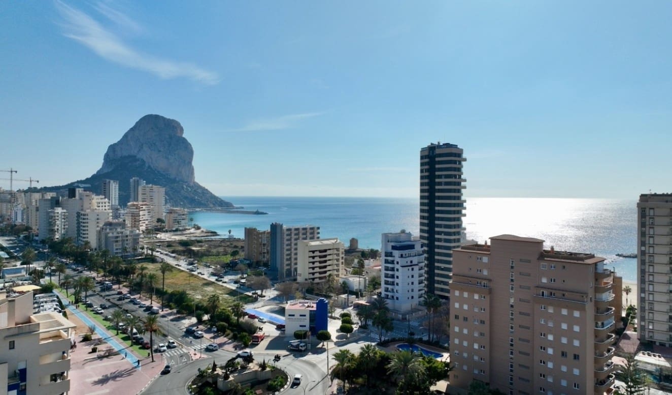 3 bedroom Beach Apartment for sale in Calpe / Calp with pool - € 491,000 (Ref: 8243710)