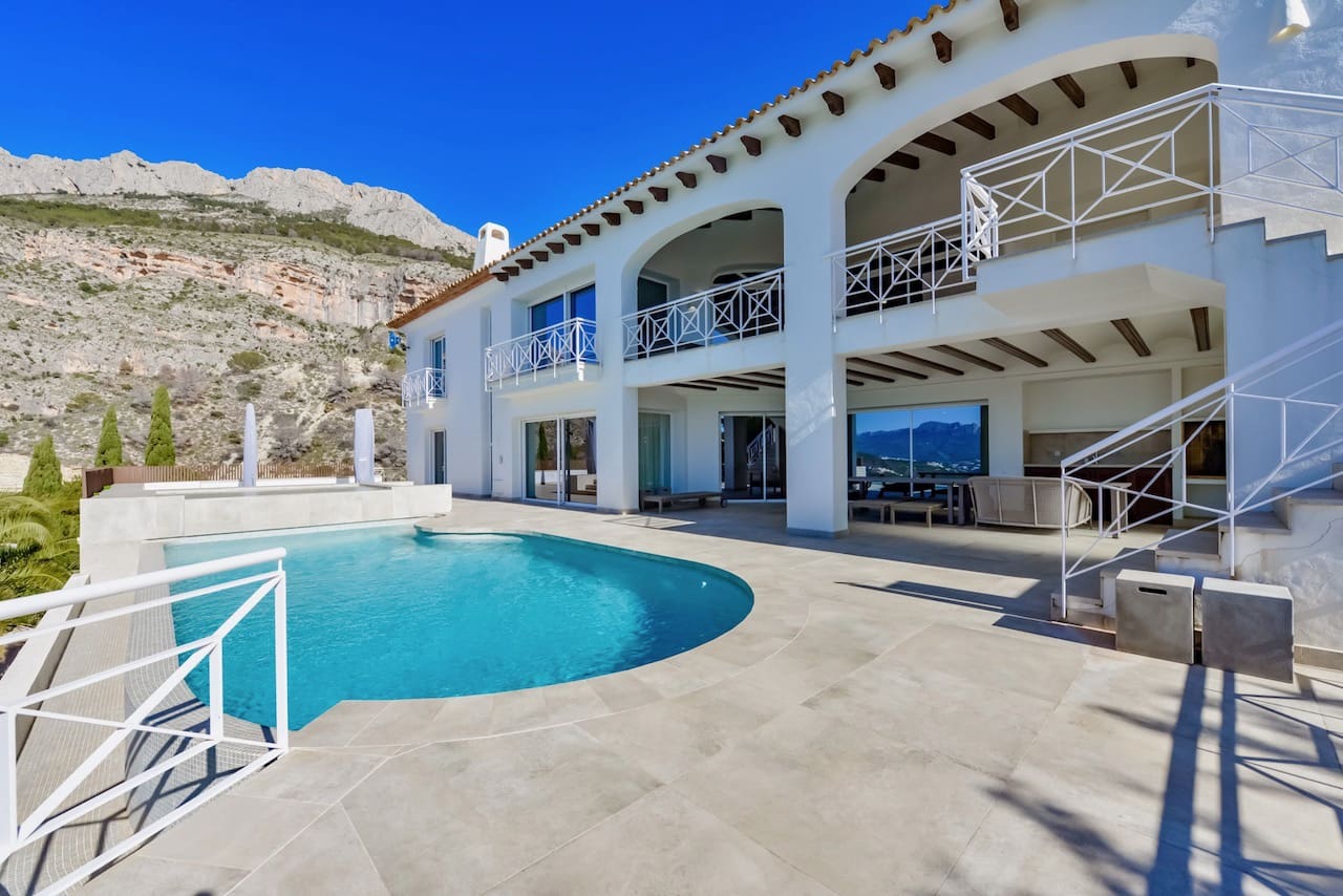 8 bedroom Villa for sale in Altea with pool garage - € 2,650,000 (Ref: 8873375)