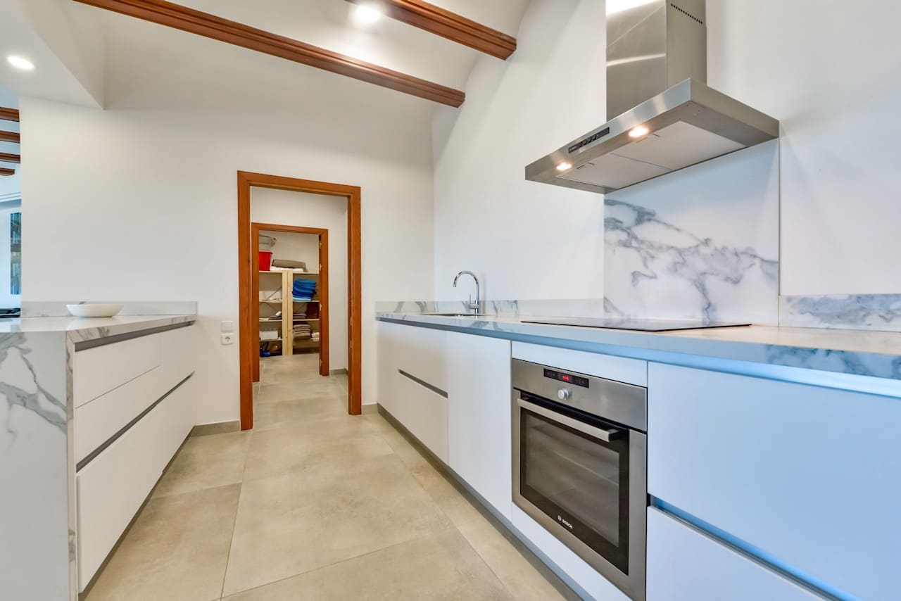 8 bedroom Villa for sale in Altea with pool garage - € 2,650,000 (Ref: 8873375)