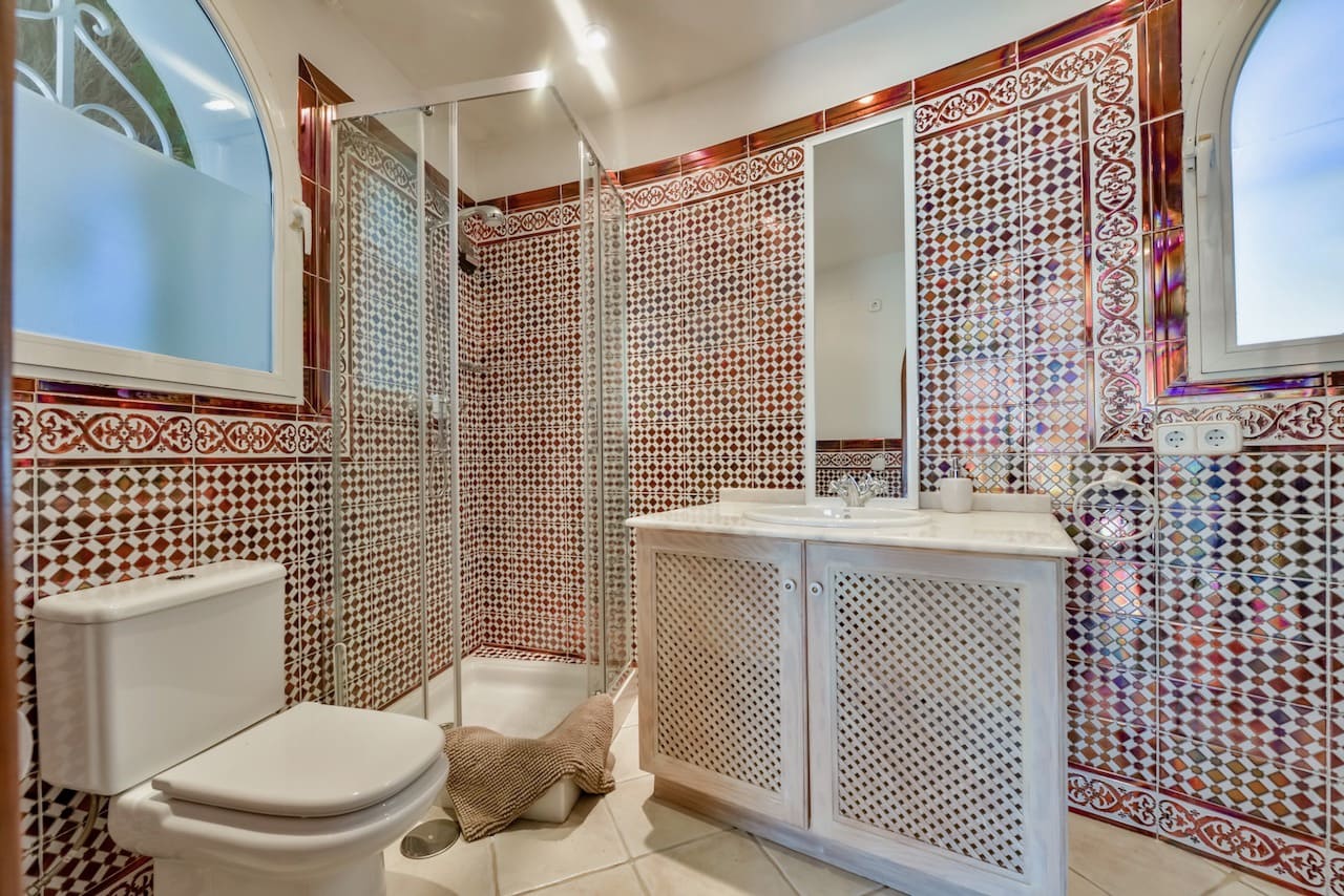 8 bedroom Villa for sale in Altea with pool garage - € 2,650,000 (Ref: 8873375)