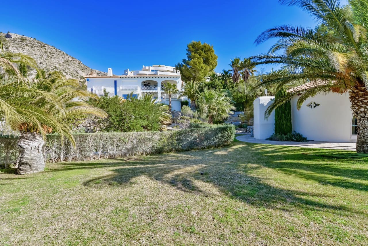 8 bedroom Villa for sale in Altea with pool garage - € 2,650,000 (Ref: 8873375)