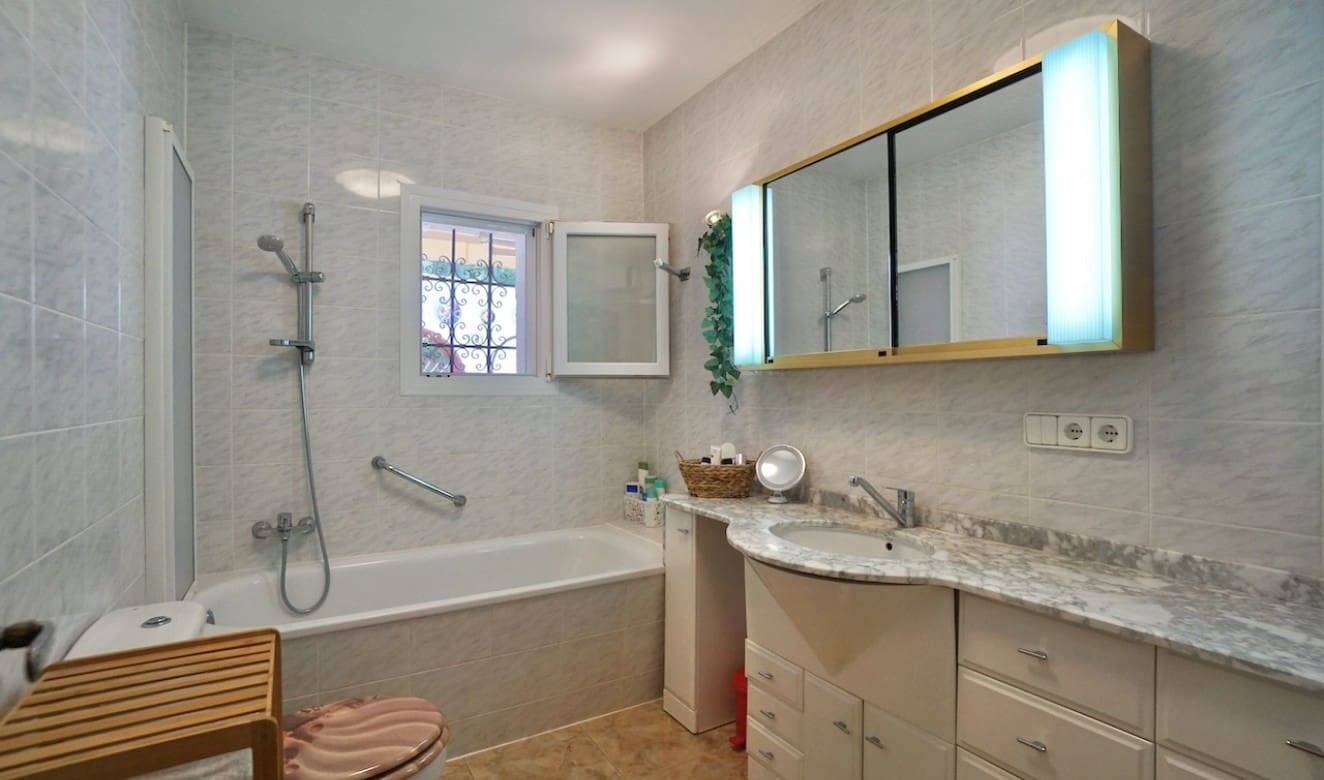 4 bedroom Villa for sale in Benissa with pool garage - € 595,000 (Ref: 8904964)