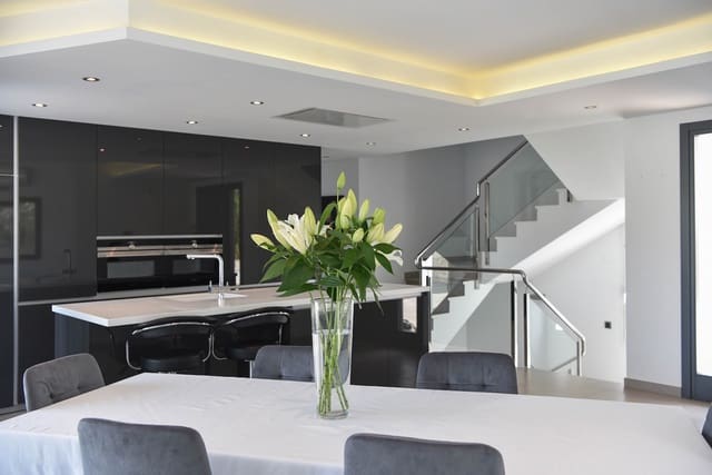 5 slaapkamer Villa te koop in Moraira, Teulada-Moraira met zwembad garage - € 1.395.000 (Ref: 9263585)